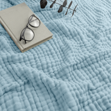 Couverture en mousseline pour adulte de Comfy Cubs en bleu ciel